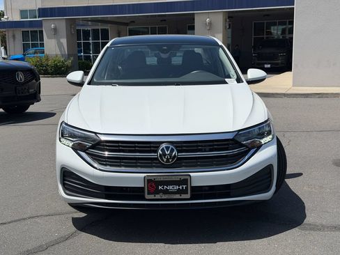 Used 2024 Volkswagen Jetta SE FWD image 4