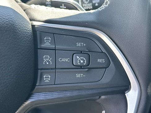 Used 2025 Jeep Grand Cherokee Altitude RWD image 25
