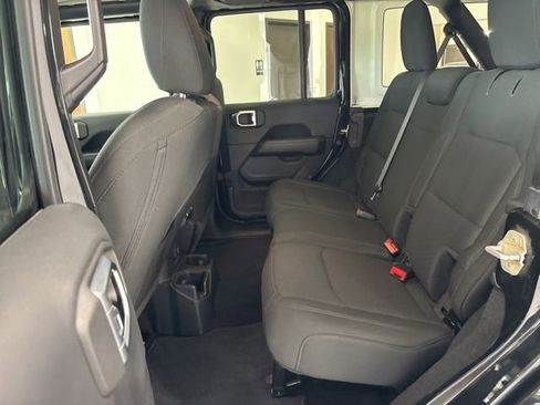 Used 2019 Jeep Wrangler Unlimited Sahara AWD/4WD image 6
