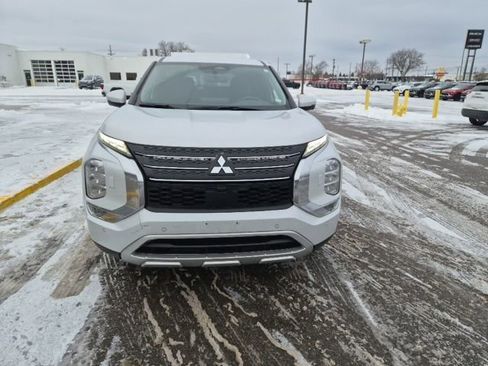 Used 2024 Mitsubishi Outlander SE image 2