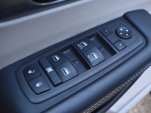 Used 2024 Chrysler Pacifica Touring-L FWD image 23