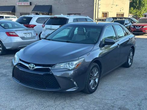 Used 2017 Toyota Camry SE FWD image 3