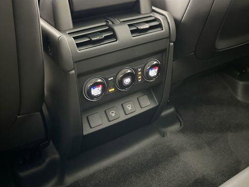 Used 2025 Land Rover Defender 110 image 25