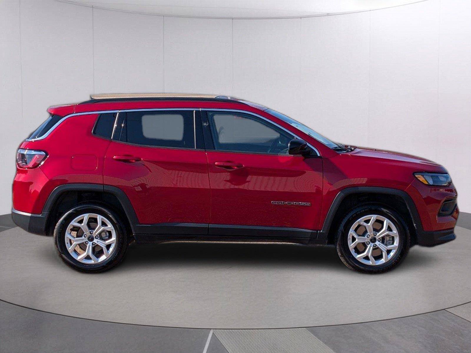 Used 2025 Jeep Compass Latitude AWD/4WD image 7