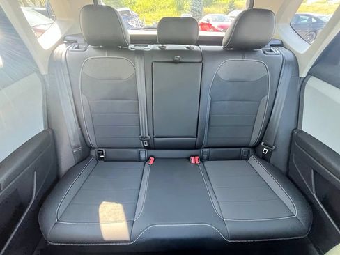 Certified 2022 Volkswagen Taos SE w/ Panoramic Sunroof Package AWD/4WD image 29
