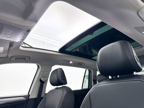 Used 2022 Volkswagen Tiguan SE w/ Panoramic Sunroof Package image 3