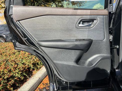 Used 2023 Nissan Rogue SV image 26