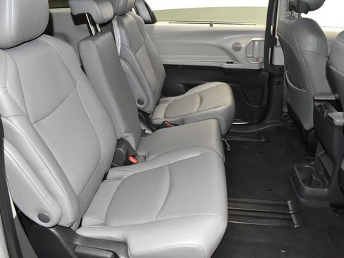 Used 2024 Toyota Sienna XLE FWD image 28