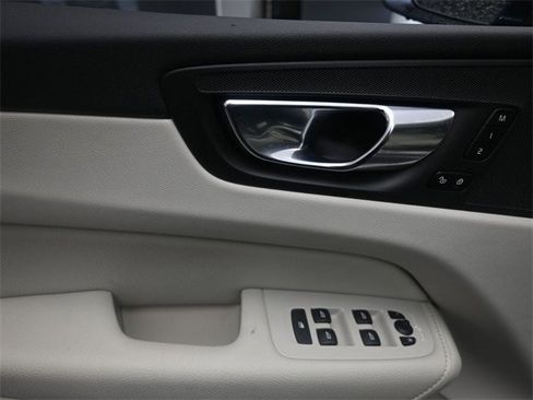 Certified 2022 Volvo XC60 B5 Momentum w/ Climate Package image 20