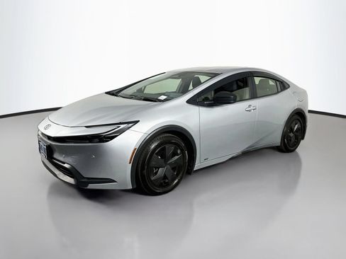 Used 2025 Toyota Prius LE AWD/4WD image 3