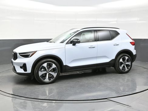Used 2026 Volvo XC40 B5 Plus AWD/4WD image 3