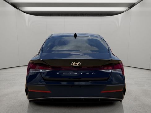 Used 2025 Hyundai Elantra SE FWD image 4