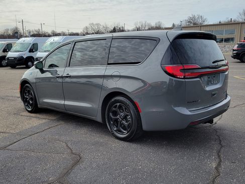 Used 2022 Chrysler Pacifica Limited w/ S Appearance Package FWD image 3