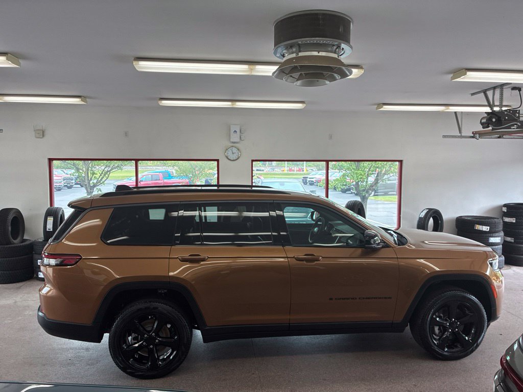 Used 2026 Jeep Grand Cherokee L Limited w/ Limited Altitude Package AWD/4WD image 33