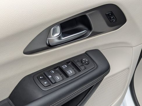 Used 2024 Chrysler Pacifica Touring-L image 11