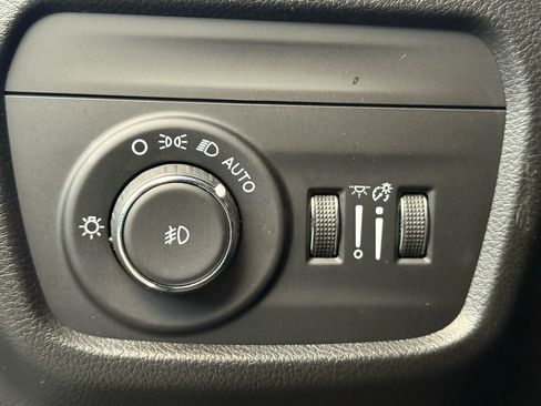 Used 2023 Jeep Grand Cherokee Limited w/ Luxury Tech Group II image 12