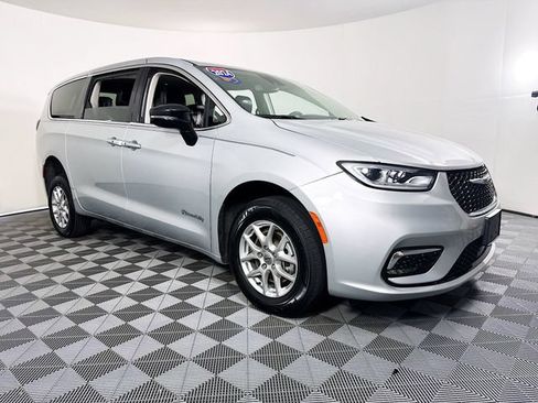 Used 2024 Chrysler Pacifica Touring-L FWD image 1