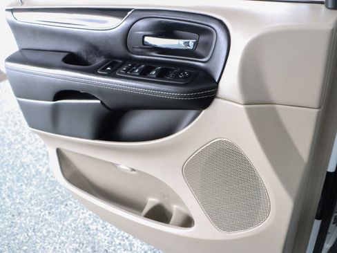 Used 2019 Dodge Grand Caravan SXT image 21