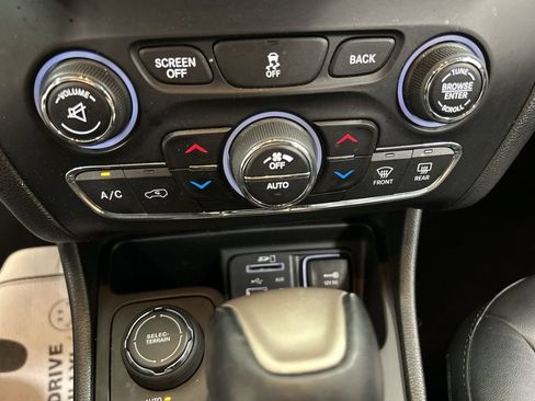 Used 2017 Jeep Cherokee Limited AWD/4WD image 17