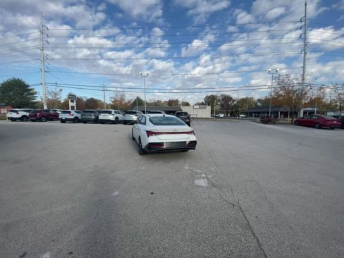 Used 2025 Hyundai Elantra Limited image 16