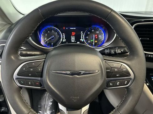 Used 2023 Chrysler Pacifica Touring-L FWD image 11