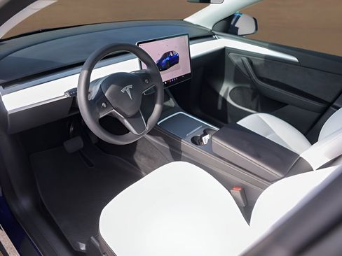 Used 2023 Tesla Model Y Long Range AWD/4WD image 10