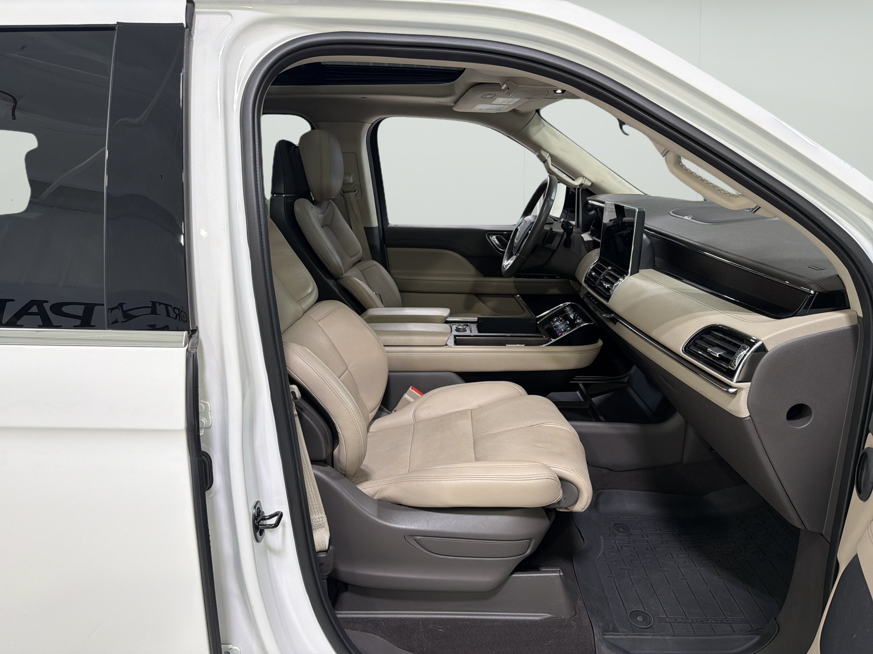 Used 2023 Lincoln Navigator Reserve AWD/4WD image 15
