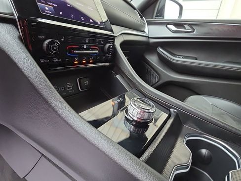 Used 2025 Jeep Grand Cherokee Altitude image 18