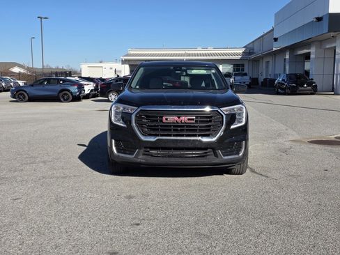 Used 2024 GMC Terrain SLE image 2
