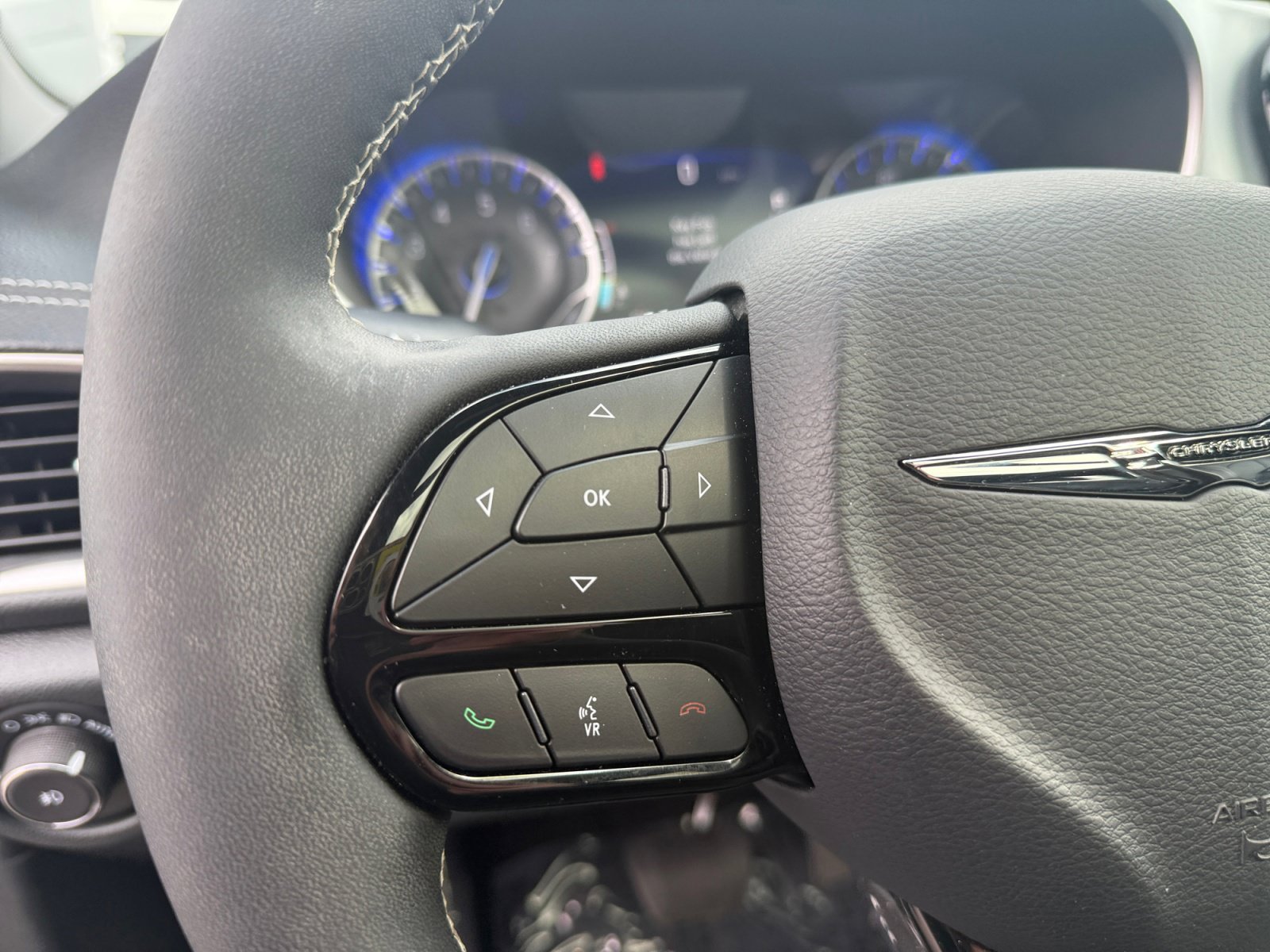 Used 2025 Chrysler Pacifica Limited AWD/4WD image 23