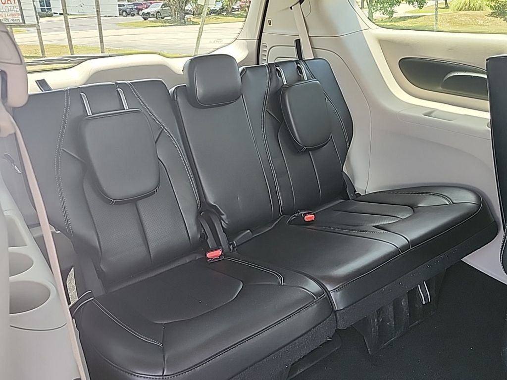 Used 2024 Chrysler Pacifica Limited FWD image 37