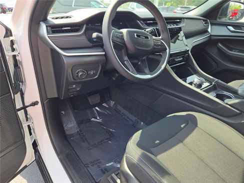 Certified 2024 Jeep Grand Cherokee Laredo X image 23