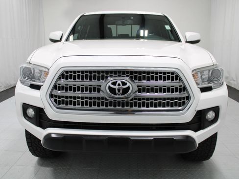 Used 2017 Toyota Tacoma TRD Off-Road w/ Tow Package (A/T) AWD/4WD image 3