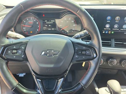 Used 2025 Chevrolet Trax RS FWD image 17