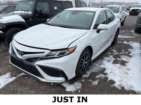 Used 2024 Toyota Camry SE image 1