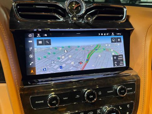 Used 2022 Bentley Bentayga AWD/4WD image 46