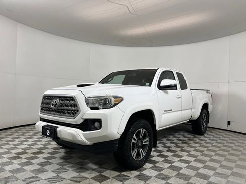 Used 2017 Toyota Tacoma TRD Sport w/ Tow Package (A/T) image 3