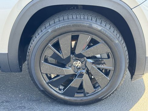 Used 2024 Volkswagen Atlas SE AWD/4WD image 6