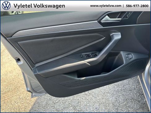 Certified 2024 Volkswagen Jetta SE w/ Panoramic Sunroof Package image 15