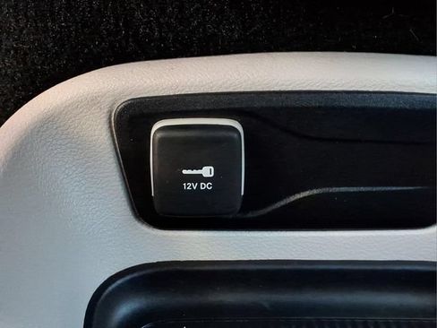 Used 2023 Chrysler Pacifica Touring-L FWD image 16