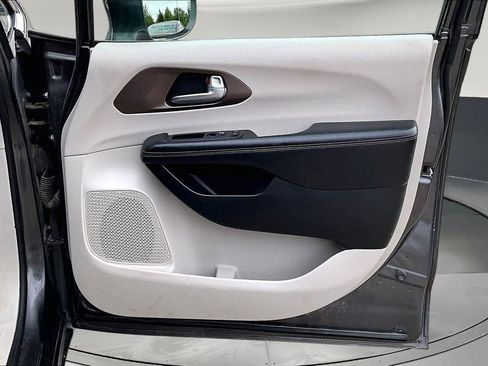 Used 2018 Chrysler Pacifica Touring-L Plus FWD image 28
