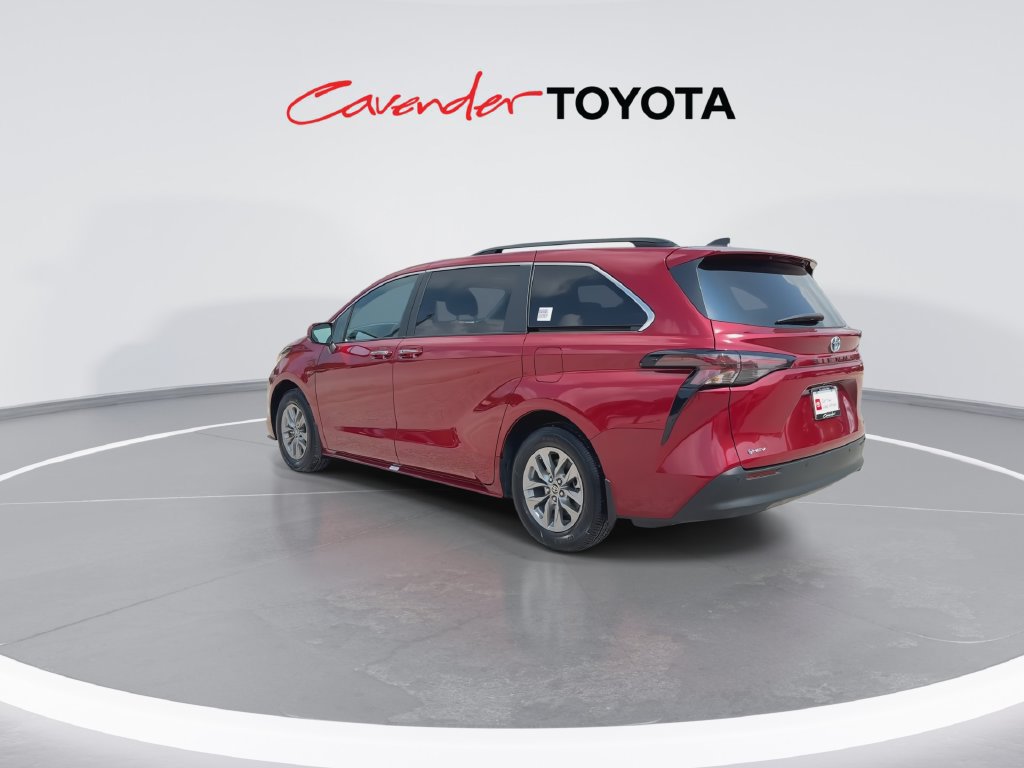 Certified 2025 Toyota Sienna XLE FWD image 6