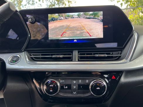 Used 2025 Chevrolet Trax LT image 17