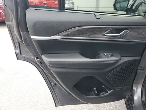 Used 2025 Jeep Grand Cherokee Limited w/ Luxury Tech Group II image 15