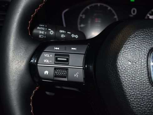 Used 2025 Honda Pilot TrailSport image 9