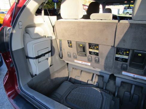 Used 2017 Toyota Sienna LE image 39