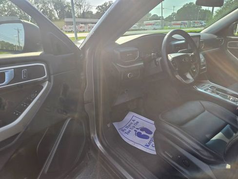 Used 2023 Ford Explorer XLT w/ Equipment Group 202A AWD/4WD image 4