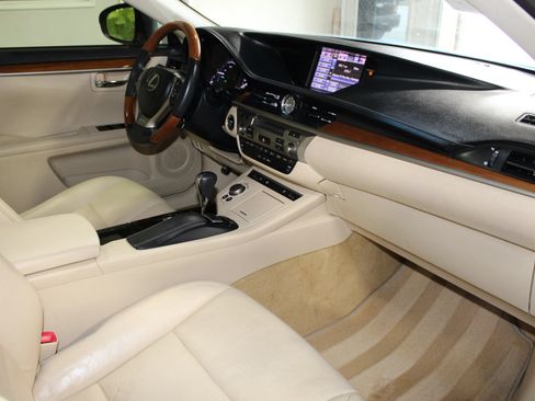Used 2013 Lexus ES 300h w/ Luxury Pkg FWD image 34