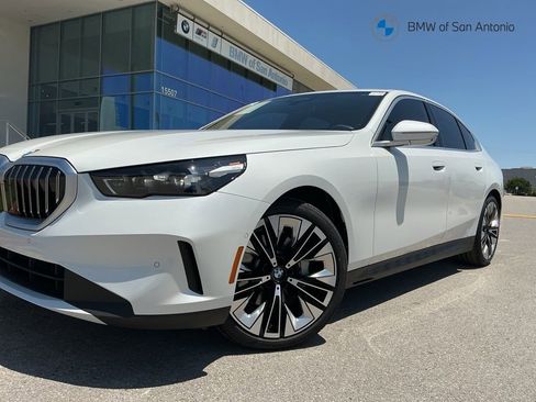 Certified 2025 BMW 530i w/ Premium Package RWD image 1