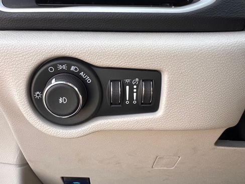 Used 2024 Chrysler Pacifica Touring-L FWD image 17